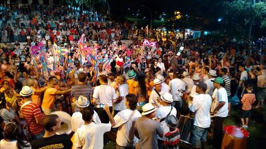 Nem a chuva conseguiu conter a alegria dos milhares de foliões que foram até o Estádio WW para brincar o Carnaval, em Paranavaí