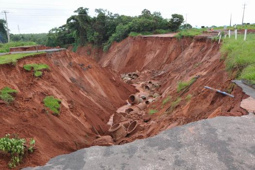 Cratera na PR-182, saída para Graciosa, em Paranavaí