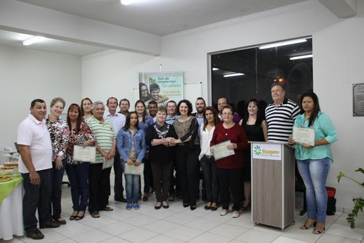 O projeto já formou mais de 60 alunos. Na foto, a última turma formada em julho, se emocionou durante a entrega dos certificados, em Paranavaí