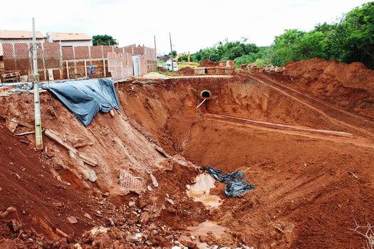 Infraestrutura trabalha com a recuperação de tubulação rompida no Jardim Simone, em Paranavaí